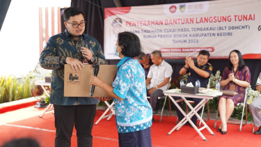 Bupati Kediri Hanindhito Himawan Pramana menyerahkan secara simbolis BLT