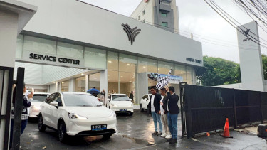 Penyerahan unit Neta V ke konsumen di diler Neta Arista Tebet