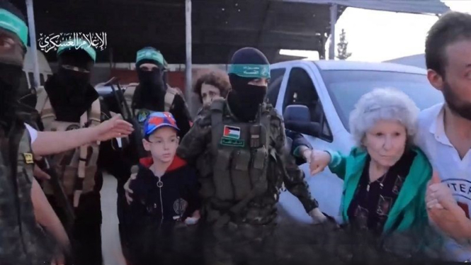 Hamas membebaskan 24 orang sandera yang dievakuasi dengan mobil Red Cross 