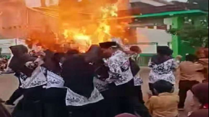 Balon gas meledak saat peringatan Hari Guru Nasional di Bekasi