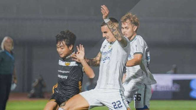 Duel Dewa United vs Persib Bandung