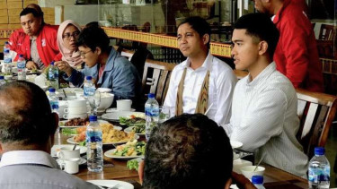 Ketua Umum Partai Solidaritas Indonesia Kaesang Pangarep (kanan) dan Sekretaris Jenderal PSI Raja Juli Antoni (dua kanan) berdialog dengan Badan Pekerja Sinode GKI di Tanah Papua di Jayapura, Papua, Minggu, 26 November 2023.