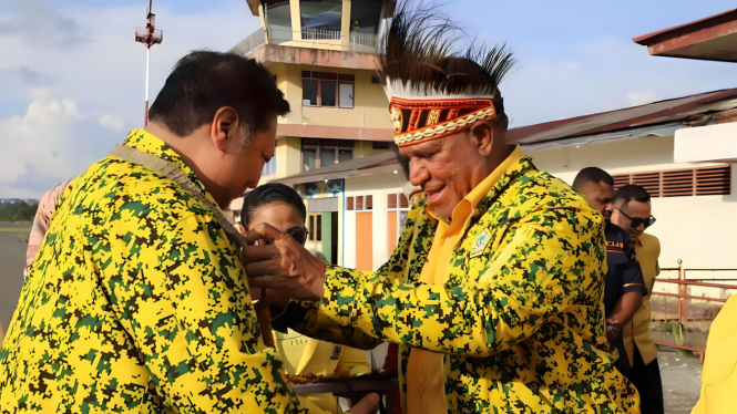 Ketum DPP Golkar Airlangga Hartarto dan Paulus Waterpauw