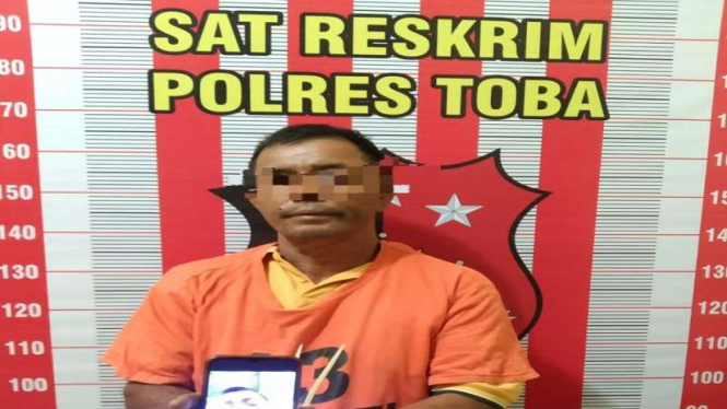 Lukman Dolok Saribu (57) saat diamankan petugas kepolisian Polres Toba