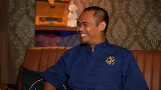 Hendra, seorang tunanetra yang menjalani profesi sebagai tukang urut