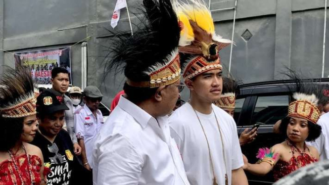 Ketua Umum Partai Solidaritas Indonesia (PSI) Kaesang Pangarep (dua dari kanan) bertemu dengan relawan pendukung Presiden RI Joko Widodo (Bara JP) Papua, di Jayapura, Papua, Senin, 27 November 2023.