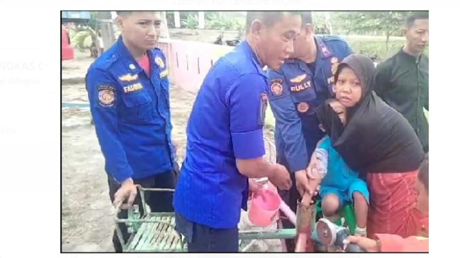 Pemadam kebakaran menolong siswa TK