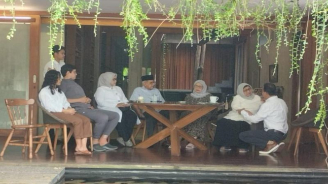 Capres nomor urut 1 Anies Baswedan sumkem ke ibunda sebelum berangkat kampanye.