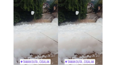 Sungai di Depok dipenuhi busa limbah