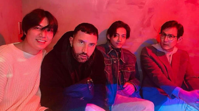Momen V BTS, Lee Min Ho, dan Lee Jung Jae foto bareng desainer Riccardo Tisci