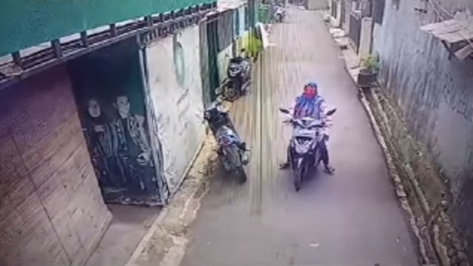 Viral emak-emak di Petukangan masuk ke dalam rumah warga mencuri telur 1 kg