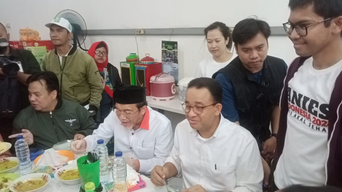 Anies Makan Soto Mie dan Doclang Bersama Warga Bogor