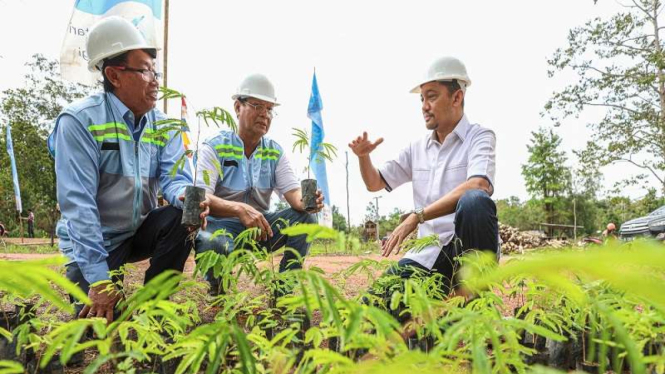 Dirut PT Maharaksa Biru Energi Tbk, Bobby Gafur Umar (kanan)