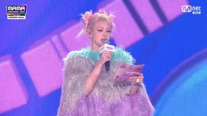 Penampilan kostum Jeon Somi di ajang MAMA Awards 2023