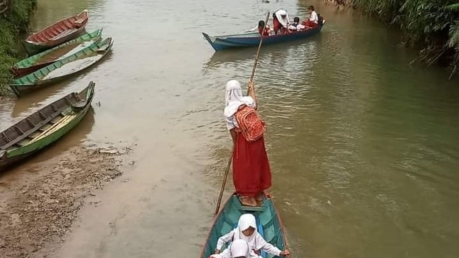 Siswa SD di Jambi Sebrangi Sungai Deras Demi Sekolah