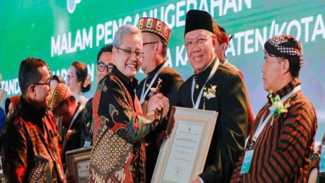 Wali Kota Tangsel Benyamin Davnie menerima penghargaan dari Kemenkes RI.