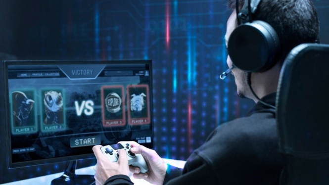 Ilustrasi orang sedang bermain game online