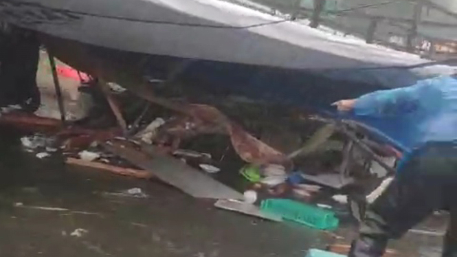 Papan Reklame Caleg DPR di Bogor Ambruk Timpa Tukang Sate dan Pengendara Motor