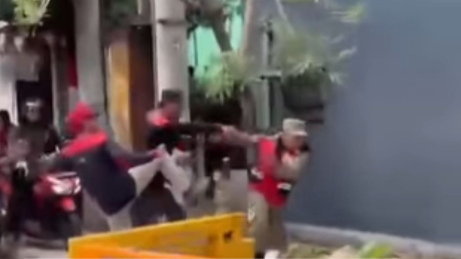 Oknum Buruh Tendang Satpol PP Surabaya hingga Terpental