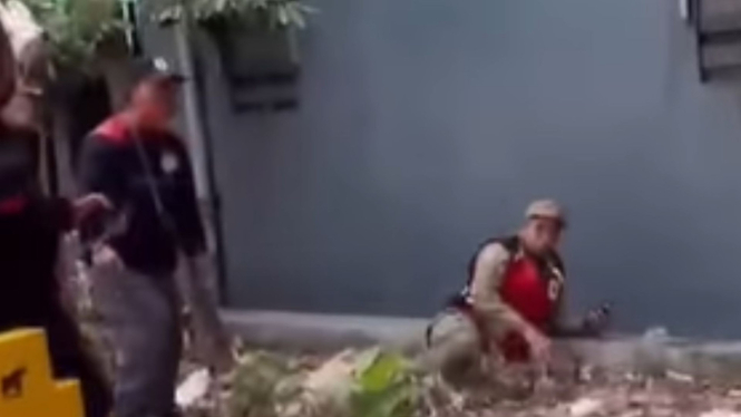 Oknum Buruh Tendang Satpol PP Surabaya hingga Terpental