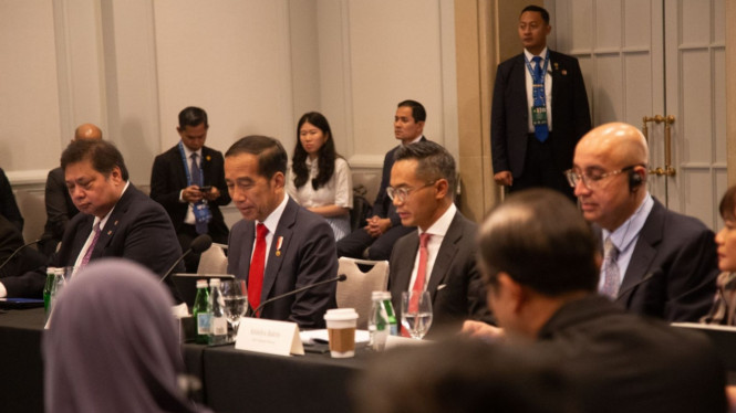 Momen Anindya Bakrie Temani Presiden Joko Widodo di Stanford