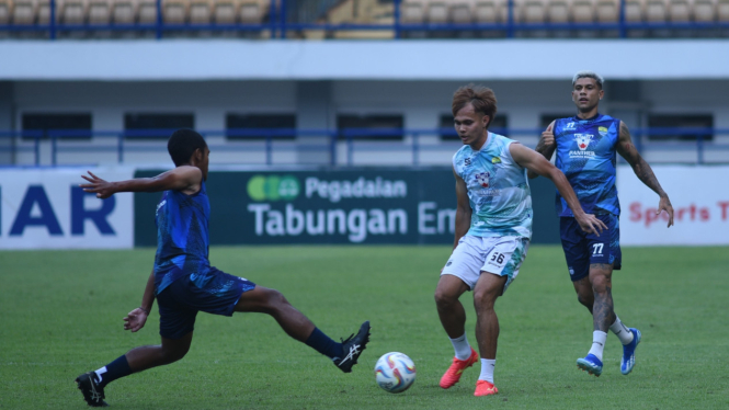 Skuad Persib Bandung tengah menjalani sesi latihan