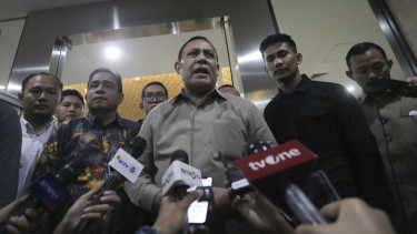 Ketua KPK non aktif Firli Bahuri diperiksa sebagai tersangka.