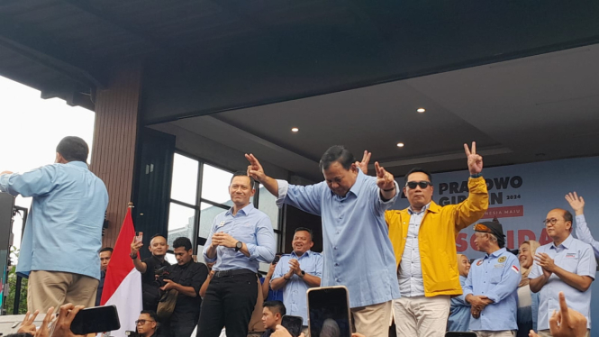 Prabowo berjoget bersama rombongan tim kampanye nasional (TKN) yakni AHY, Rosan Roeslani hingga Ridwan Kamil.
