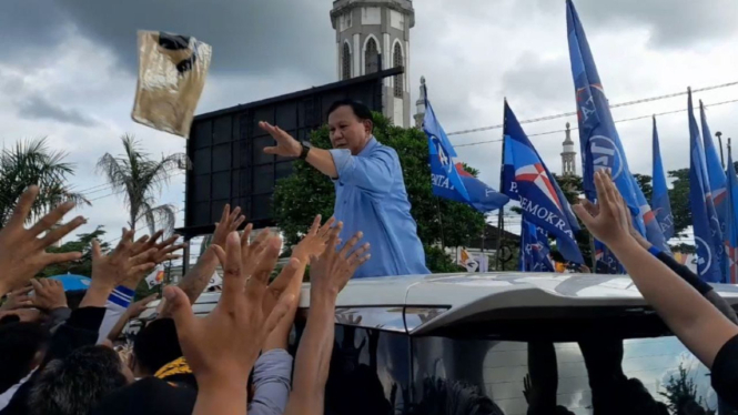 Prabowo bagi-bagi kaos saat kampanye di Tasikmalaya