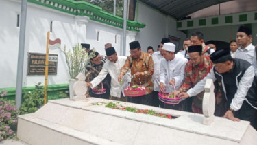 Mahfud MD saat berdoa di makam Kiai Haji Wahab Hasbullah