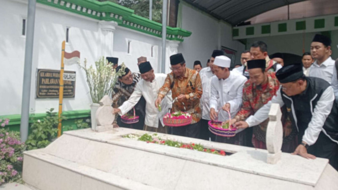 Mahfud MD saat berdoa di makam Kiai Haji Wahab Hasbullah