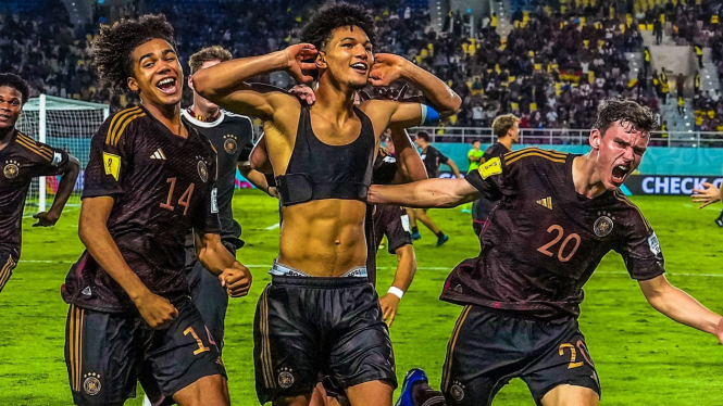 Pemain Timnas Jerman U-17 merayakan gol 