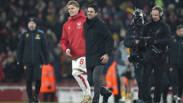 Gelandang Arsenal, Martin Odegaard bersama Mikel Arteta