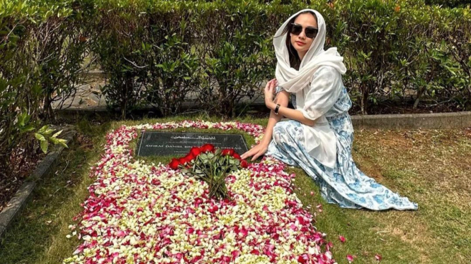 BCL Ziarah ke Makam Ashraf Sinclair