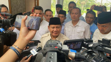 Calon presiden nomor urut 2 Prabowo Subianto sowan ke dua ulama karismatik di Banten, Abuya Ahmad Muhtadi dan Abuya Murtado di kediamannya di Pandeglang, Banten, Minggu, 3 Desember 2023.
