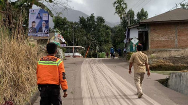 Kondisi pascahujan abu vulkanik dari erupsi Gunung Marapi di wilayah Nagari Lasi, Kecamatan Canduang, Kabupaten Agam, Sumatra Barat, Minggu, 3 Desember 2023.