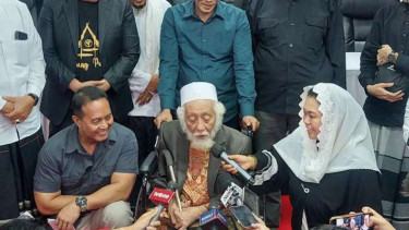 Kiai Abuya Muhtadi (tengah) memberikan keterangan pers terkait dukungan kepada Ganjar-Mahfud di Kantor TPN Ganjar-Mahfud, Jakarta, Minggu, 3 Desember 2023.