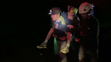 Tim SAR gabungan mengevakuasi seorang dari puluhan pendaki Gunung Marapi di Kabupaten Agam, Sumatra Barat, yang terjebak di puncak menyusul erupsi gunung tersebut, Senin pagi, 4 Desember 2023.
