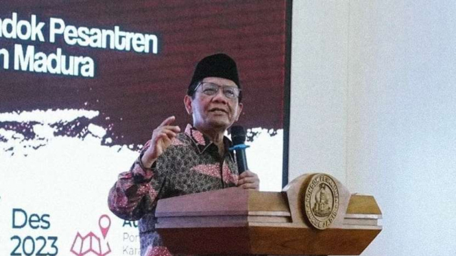 Calon wakil presiden nomor urut 3 Mahfud MD saat bersilaturahmi ke Pondok Pesantren Nurul Jadid, Paiton, Probolinggo, Jawa Timur, Minggu, 3 Desember 2023.