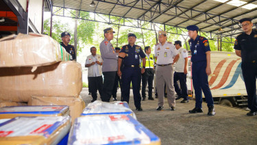 Dirjen PSDKP Laksamana Muda TNI, Adin Nurawaluddin (tengah)