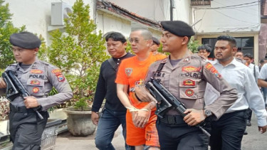 Pelaku pembunuhan di Pasuruan digelandang polisi.