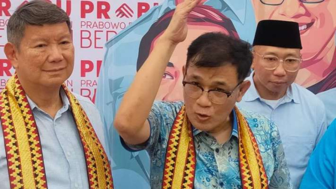 Dewan Pembina Relawan Prabowo Budiman Bersatu (Prabu) Budiman Sudjatmiko tengah saat memberikan keterangan kepada wartawan di Bandar Lampung, Lampung, Senin, 4 Desember 2023.
