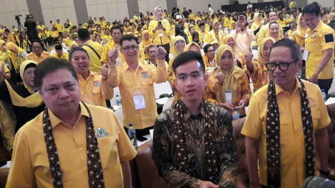 Ketum Golkar Airlangga Hartarto dan cawapres Gibran Rakabuming Raka.