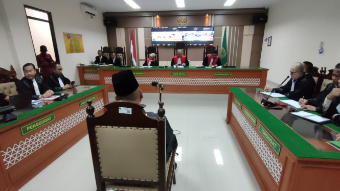 Pimpinan Al Zaytun Panji Gumilang menjalani sidang di PN Indramayu
