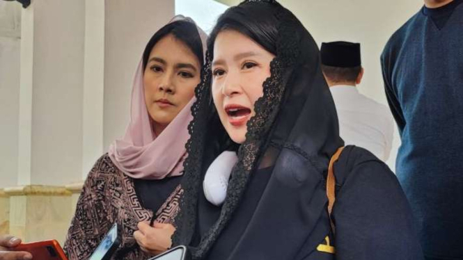 Wakil Ketua Dewan Pembina PSI Grace Natalie memberikan keterangan pers usai mendampingi Ketua Umum PSI Kaesang Pangarep bersilaturahmi ke kediaman Hasyim Zubair di Pondok Pesantren Nurul Cholil, Bangkalan, Jawa Timur, Rabu, 6 Desember 2023.
