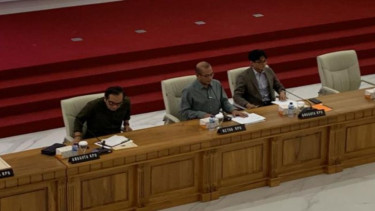 Ketua KPU Hasyim Asyari pimpin rapat pleno bareng tiga timses capres cawapres.