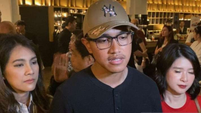Ketua Umum PSI Kaesang Pangarep saat memberikan keterangan pers berkaitan dengan pernyataan Ade Armando soal politik dinasti Daerah Istimewa Yogyakarta (DIY) di Surabaya, Jawa Timur, Rabu malam, 6 Desember 2023.