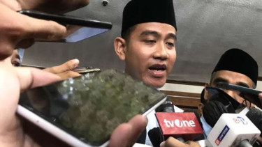 Calon wakil presiden nomor urut 2 Gibran Rakabuming Raka menjawab pertanyaan wartawan selepas acara deklarasi Pergerakan Perempuan Muda Nahdliyin (Perdana) mendukung pasangan Prabowo-Gibran di Jakarta, Rabu, 6 Desember 2023.