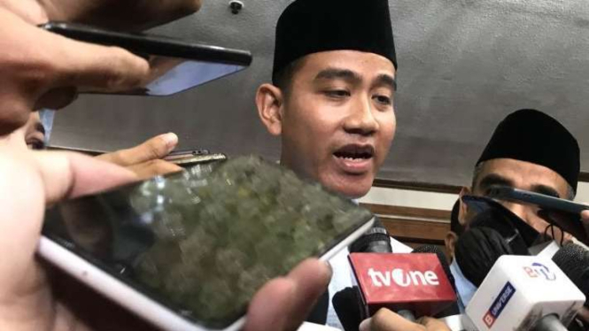 Calon wakil presiden nomor urut 2 Gibran Rakabuming Raka menjawab pertanyaan wartawan selepas acara deklarasi Pergerakan Perempuan Muda Nahdliyin (Perdana) mendukung pasangan Prabowo-Gibran di Jakarta, Rabu, 6 Desember 2023.
