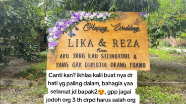 Karangan Bunga di Nikahan Mantan